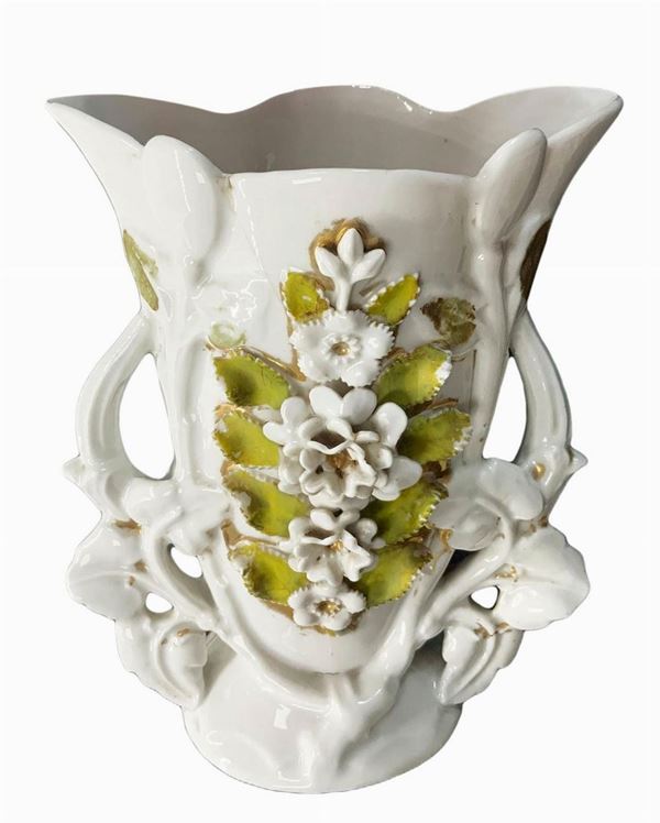 Vaso in porcellana bianca, con decori floreali nei toni del verde e oro, XIX secolo. H Cm 21 cm, Bocca 16 cm. Piccola filatura

