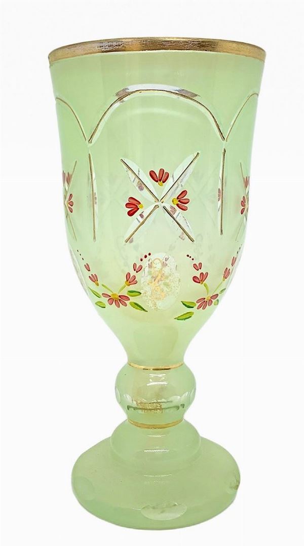 Bicchiere in vetro di Murano colore verde con decorazione floreale e perfili dorati, XX secolo Murano. H cm 20. Bocca cm 9,6.