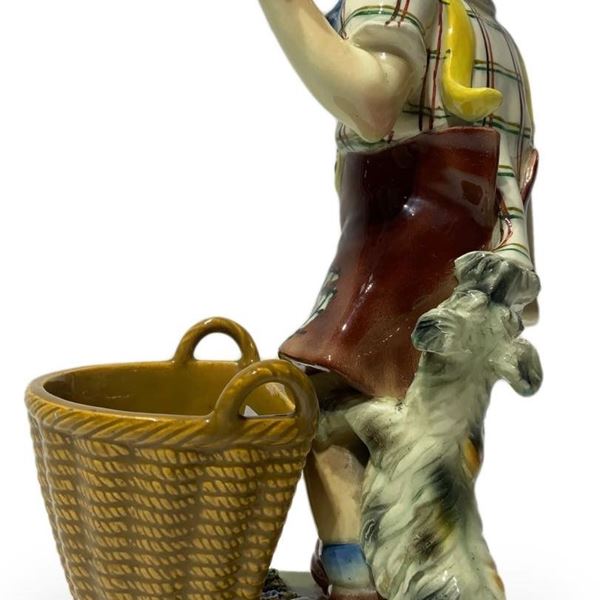 Scultura in terraglia raffigurante bambino con cane e cesto