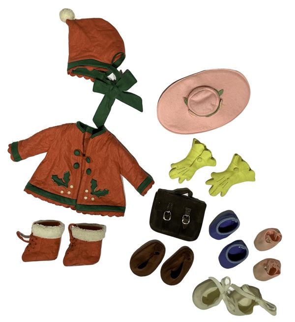 Accessori Lenci: 1) Completo Natale (n. 3 pezzi); 2) Cappellino rosa con scarpe (n.2 pezzi); 3) Borsetta marrone; 4) Guanti gialli; 5) Scarpe azzurre; 6) Scarpe bianche; 7) Scarpe marroni. Anni '80. Senza buchi e tarli.