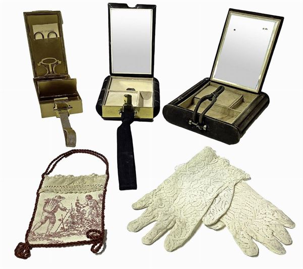 No. 2 velvet handbags; n. 1 gold metal purse; n. 1 handbag with figures; gloves in fabric for dolls and Lady. Epoca '900, origin Germany