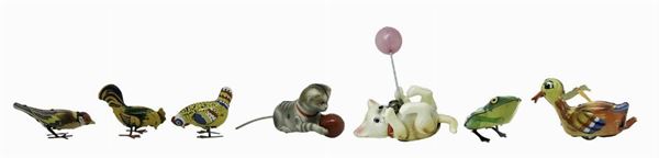 N. 7 animali in latta con 4 chiavette: n. 2 galline, gatto con palla rossa, rana, gatto disteso con palla compreso di scatola, uccello, papera; XX secolo, funzionanti