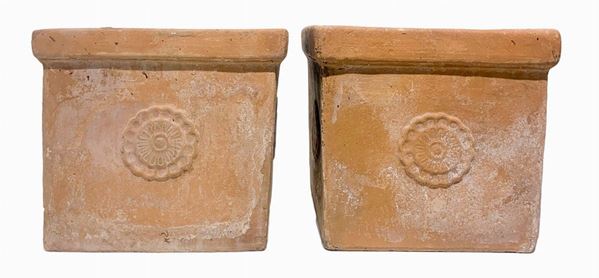 Pair of square vases in terracotta. H 37 cm, 42x42