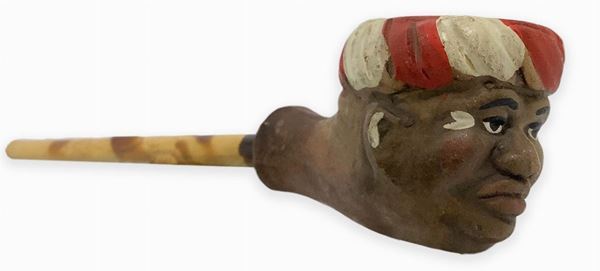 "Emir" - hand-painted, with base. Agrigento, Sicily. Early '900.
Long pipe with cooker and torch in hand painted clay, reed and mouthpiece made of bamboo, with the cradle.