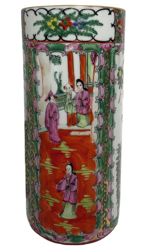 Vaso in porcellana raffigurante scene di genere, Cina, XX secolo. Marchio alla base. H cm 27.
