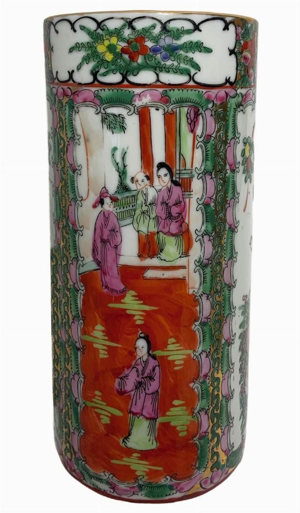 Vaso in porcellana raffigurante scene di genere, Cina, XX secolo. Marchio alla base. H cm 27.
