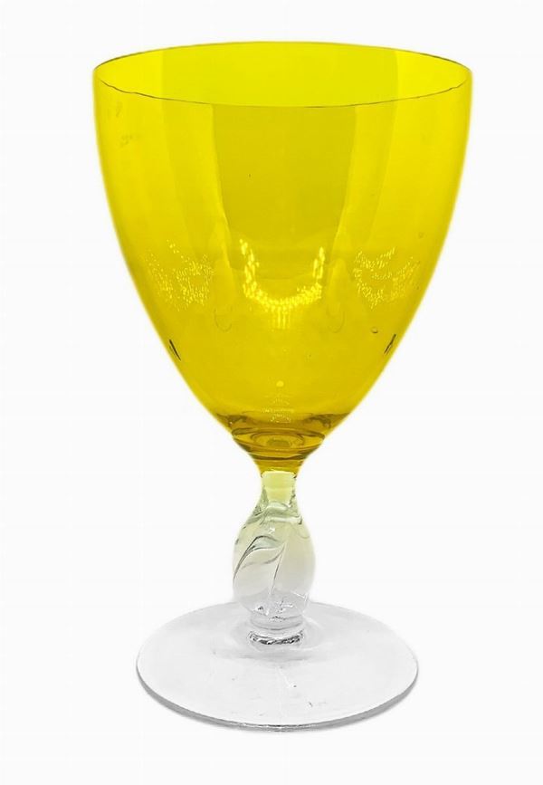 Calice giallo, XX secolo. 
. 
H cm 21