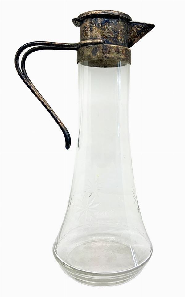Caraffa in vetro e tappo in peltro. 
H cm 29,5