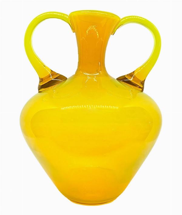 Solifiore vase at white balustrade in yellow tones.
23x19 cm