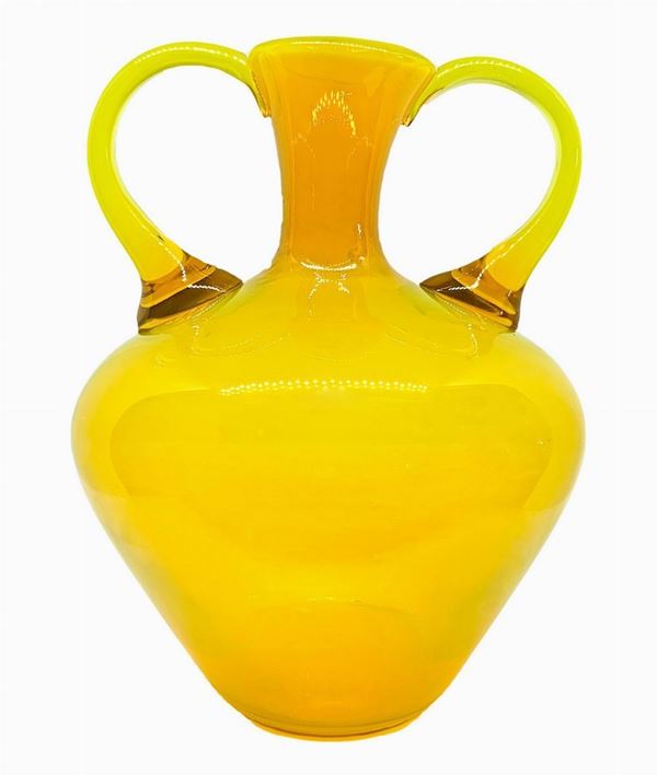 Vaso solifiore a balaustra biansata nei toni del giallo. 
Cm 23x19