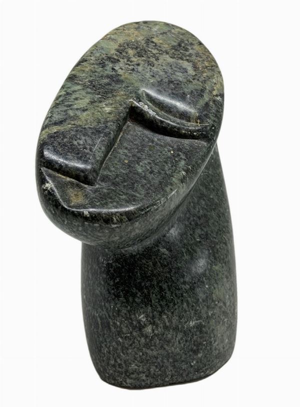 Piccola scultura fermacarte in marmo raffigurante volto di uomo. 
H cm 15