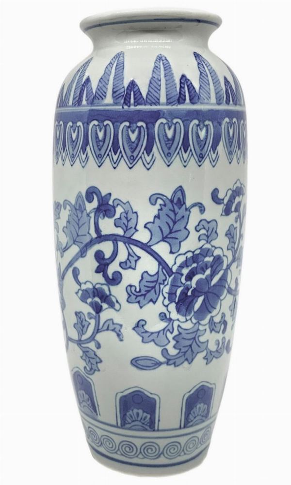 Vaso cinese nei toni del bianco con decorazioni floreali blu, XX secolo. Orchidea, hand printing. 
H cm 25 bocca cm 8.