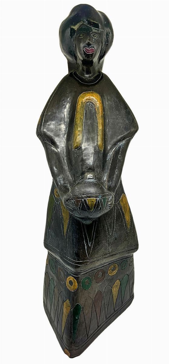 Scultura lignea policroma raffigurante messicana. 
H cm 42 