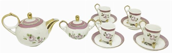 Servizio in porcellana, n. 4 pezzi, colore rosa ed applicazioni oro, decorato a mano con rose, firmato G.M., anni '60, provenienza Germania