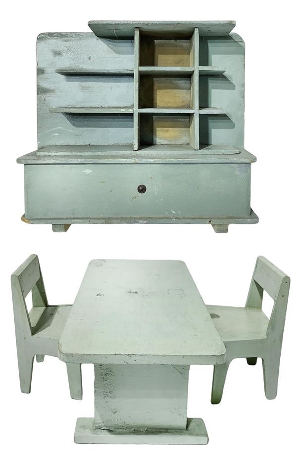 Kitchen furniture in wood, green color: 1) Belief: 22x25 cm; 2) table, cm 8x16,5; 3) n. 2 chairs, 10x5 cm; 50s and 60s; Germany