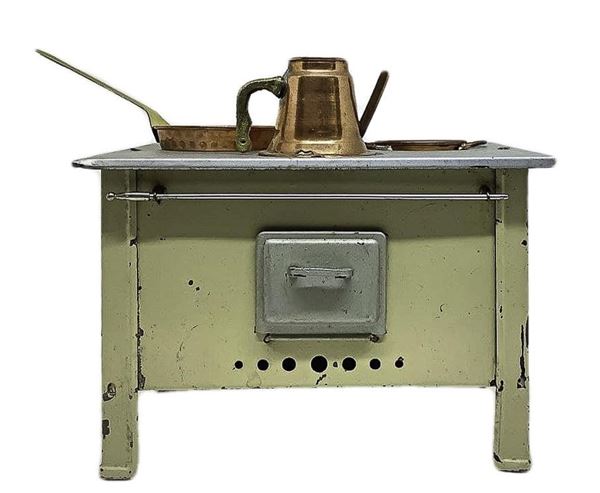 Cucina in latta con 3 accessori in rame, anni '50, provenienza Germania, h cm 17x12x11,5, leggera ruggine