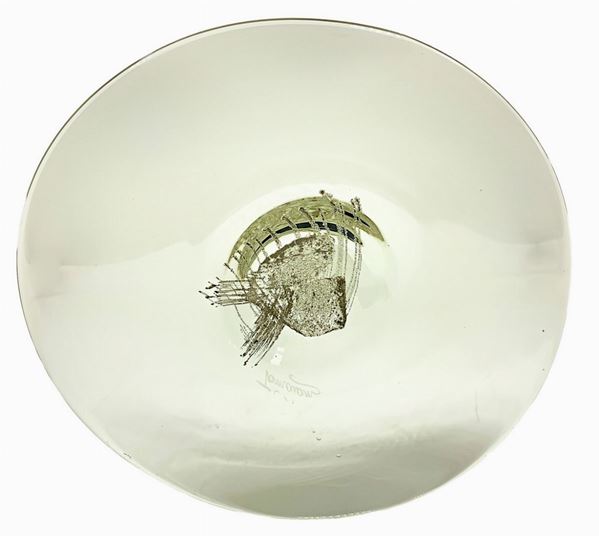 Piccolo centrotavola in vetro con decori al centro in color argento, Ioan Tamaian. XX secolo,Romania. Firmato Tomaian. Diametro cm 21
