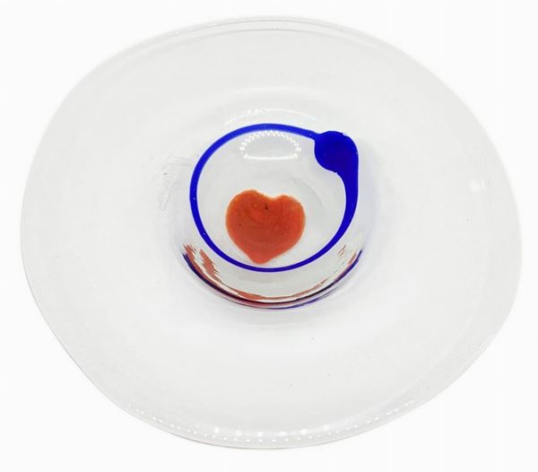 Small satin glass centerpiece with streaks in blue tones, Ioan Tamaian, Romania. 20th century. , Signed Tomaian.

Diameter 20.6 cm