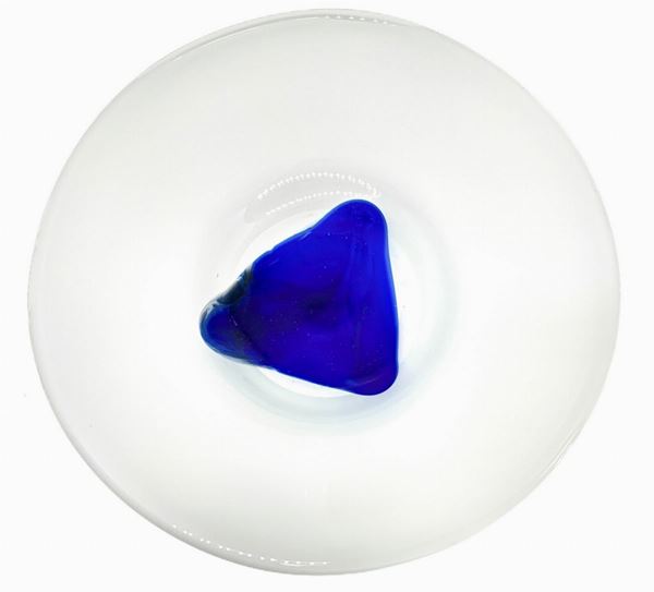Piccolo centrotavola in vetro satinato con decoro triangolare al centro nei toni del blu. Ioan Tamaian, Romania, XX secolo. Firmato Tomaian. ... 